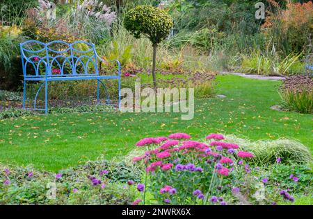 Blaue Bank im Bezirksgarten, Burgsteinfurt, Mülsterland, Nordrhein-Westfalen, Deutschland Stockfoto