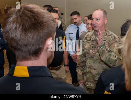 Harrisburg, Pennsylvania – Brig. General James McCormack, Assistant Adjutant General-Army, Pennsylvania National Guard, leistet vor dem Start des Professional Rodeo Cowboys Association Circuit Finals Rodeo am 12. Januar im Rahmen der Pennsylvania Farm Show 2023 den Eid auf die Anwerbung von Rekruten im aktiven Dienst und der Nationalgarde. (Pennsylvania National Guard Foto von Wayne V. Hall) Stockfoto