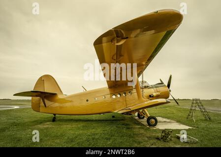 Historisches Flugzeug wird auf einer Wiese eingesetzt Stockfoto