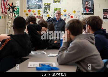 Rick Guinan, ein zertifizierter Sporttrainer und Lehrer an der Central York High School in York, Pennsylvania, unterrichtet das Programm „Stop the Bleed“ in seinem Kurs für angewandte Sportmedizin am 2. Februar 2023. Guinan hat die USA eingeladen Armeerekrutierer und Kampfmediziner, Staff Sgt. William Barnett, um bei dem Programm zu helfen, das Menschen lehrt, wie man Blutungen in Notsituationen zu kontrollieren. Die Partnerschaft schuf eine Gelegenheit, Studenten Karrieren und Leistungen der US-Armee näher zu bringen. Stockfoto