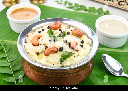 Ven Pongal berühmtes südindisches Frühstück, serviert in Bananenblättern Stockfoto