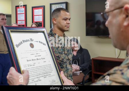 USA Marinekorps Sergeant Major Franklin Morris, Recruiting Station Tampa, Sergeant Major, liest den Beförderungsbefehl für Staff Sgt. Michael M. Crews, ein Rekrutierer bei Recruiting Substation Saint Petersburg, während seiner Beförderungszeremonie im RS Tampa Hauptquartier, Florida, am 3. Januar 2023. Crews wurde öffentlich dafür anerkannt, sich als würdig für den nächsten Rang in den USA erwiesen zu haben Marinekorps. Stockfoto