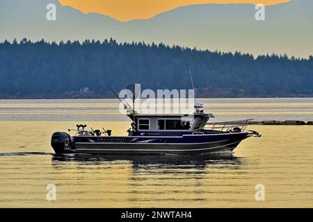 Ein Duckworth-Boot, das zum Lachsfischen vorbereitet ist, und auf dem Kanal an der Pazifikküste Kanadas beginnt. Stockfoto