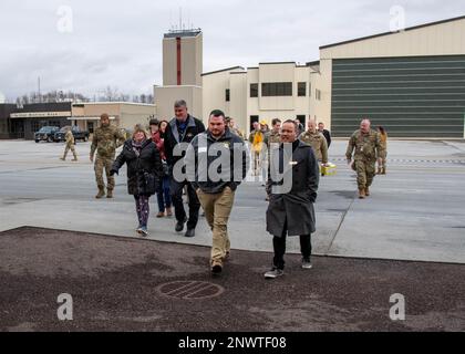 Gesetzgeber des Bundesstaates Vermont besuchen am 7. Januar 2023 die Luftwaffe des 158. Kampfflügels in Vermont Air National Guard Base, South Burlington, Vermont. Die Gesetzgeber besuchten uns, um mehr über die Mission des Flügels und die Vermont Air National Guard insgesamt zu erfahren. Stockfoto