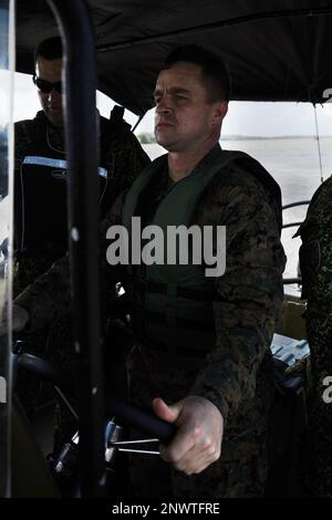 USA Oberstleutnant Timothy Riemann, Inspektor Ausbilder des 4. Assault Amphibian Battalion, Kapitän eines kolumbianischen Marine Corps-Kampfschiffes auf dem Fluss Atrato nahe der kolumbianischen Marinebasis Turbo, Turbo, Kolumbien, 24. Januar 2023. USA Marinekorps, Lieutenant General David Bellon, Kommandeur der USA Marine Corps Forces, Süd und USA Reserve der Marinekorps, seine Mitarbeiter und Führer des 4. Assault-Amphibienbataillons reisten nach Kolumbien, um sich mit der Führung des Infantería de Marina Colombiana (Kolumbianisches Marinekorps) zu treffen, um die Partnerschaft zwischen den beiden Navies und weiter zu stärken Stockfoto