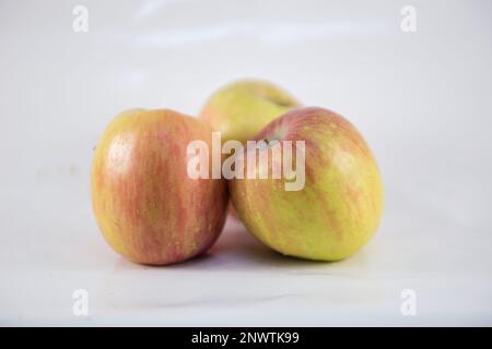 Drei Fugi-Äpfel auf weißem Hintergrund Stockfoto