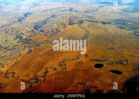 (DATEI) Luftbild aufgenommen am 20. Oktober 2015 zeigt gewundene Flüsse und goldene Wälder im Feuchtgebiet der Großregion Khingan im Nordosten Chinas Heilongjian Stockfoto