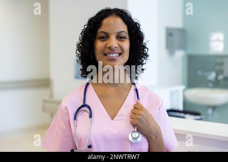 Porträt einer glücklichen birassischen Ärztin mit Stethoskop im Krankenhaus. Gesundheits-, Krankenhaus- und Pflegekonzept. Stockfoto