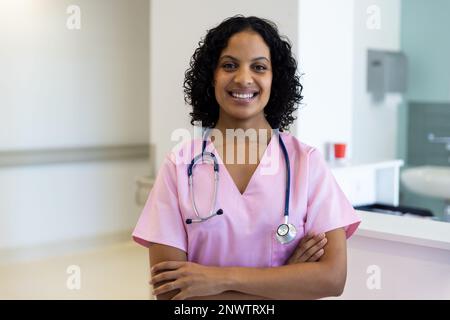 Porträt einer glücklichen birassischen Ärztin mit Stethoskop im Krankenhaus. Gesundheits-, Krankenhaus- und Pflegekonzept. Stockfoto