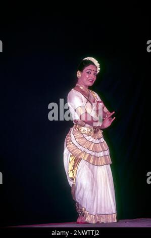 Mohiniyattam Mohiniattam, eine klassische Tanzform aus Kerala, die im 16. Jahrhundert ihren Ursprung haben soll, ist eine der acht indischen Klassiker Stockfoto