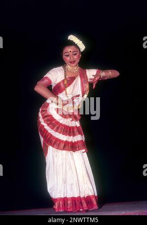 Mohiniyattam Mohiniattam, eine klassische Tanzform aus Kerala, die im 16. Jahrhundert ihren Ursprung haben soll, ist eine der acht indischen Klassiker Stockfoto