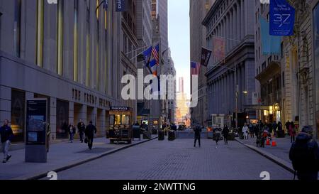 Wall Street in Manhattan Downtown - NEW YORK CITY, USA - 14. FEBRUAR 2023 Stockfoto