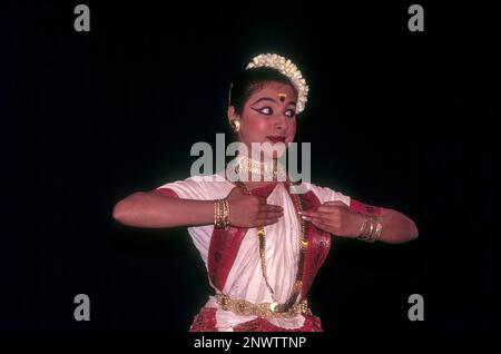 Mohiniyattam Mohiniattam, eine klassische Tanzform aus Kerala, die im 16. Jahrhundert ihren Ursprung haben soll, ist eine der acht indischen Klassiker Stockfoto