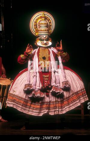 Kathakali kathi repräsentiert das arrogante und böse in Kerala Kalamandalam, Tscheruthuruthy bei Soranur, Kerala, Südindien, Indien, Asien Stockfoto