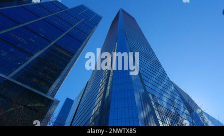 Die modernen Wolkenkratzer bei Hudson Yards in Manhattan - Straßenfotografie Stockfoto