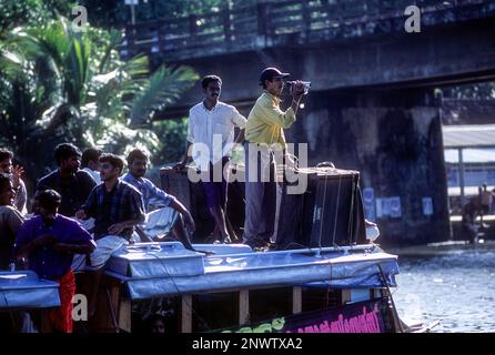 Zuschauer stehen auf dem Boot im Fluss Payippad und beobachten Bootsrennen in Payippad bei Haripad, Kerala, Südindien, Indien, Asien Stockfoto