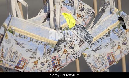 Souvenir Sale in der Stadt New York - NEW YORK CITY, USA - 14. FEBRUAR 2023 Stockfoto