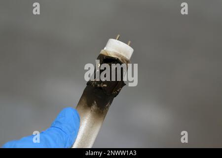 Minderwertige Werkstoffe der Hauptrohre eine LED-Leuchtrohre, eine verbrannte LED-Leuchtröhre aufgrund schlechter Werkstoffe, minderwertiges Materialkonzept, Gefahren von Lig Stockfoto