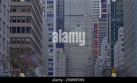 Hochhäuser auf Manhttan - NEW YORK CITY, USA - 14. FEBRUAR 2023 Stockfoto