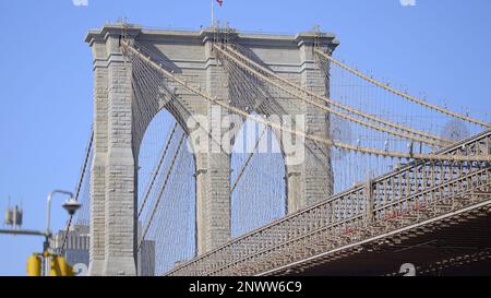 Berühmte Brooklyn Bridge in New York - Straßenfotografie Stockfoto