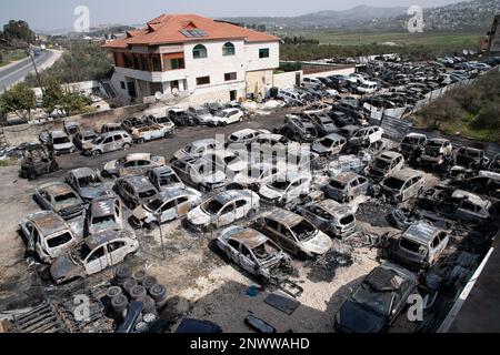 Hawara, Palästina. 28. Februar 2023. Verbrannte Autos, die von jüdischen Siedlern in Hawara angezündet wurden. Nach einem Terroranschlag am Sonntag, bei dem zwei Israelis von einem palästinensischen Schützen getötet wurden, verfolgten Hunderte jüdischer Siedler im Dorf Hawara in einem gewaltsamen Amoklauf Rache. Hunderte palästinensischer Autos wurden niedergebrannt und über 30 Gebäude wurden in Brand gesetzt. Die Veranstaltung wird in Israel als „Hawara Pogrom“ bezeichnet. Kredit: SOPA Images Limited/Alamy Live News Stockfoto