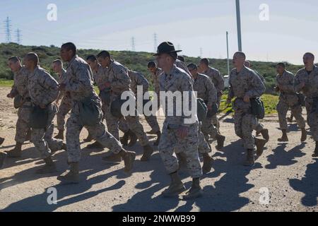 USA Marinekorps Rekruten bei der Hotel Company, 2. Rekruten-Ausbildungs-Bataillon, ziehen in die Vertrauenskammer im Marinekorps-Basislager Pendleton, Kalifornien, 24. Januar 2023. Die Vertrauenskammer wird verwendet, um Rekruten zu Schulen, wie sie die M40-Gasmaske richtig verwenden und auf potenzielle chemische und biologische Bedrohungen reagieren. Stockfoto