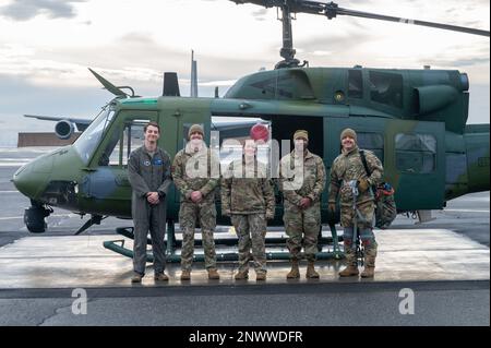 USA Air Force-Crew-Mitglieder der 36. Rescue Squadron posieren mit UH-1N Huey Nummer 6648, nachdem sie die 00. Flugstunde des Hubschraubers am Fairchild Air Force Base, Washington, am 13. Januar 2023 absolviert hatten. UH-1N Huey Nummer 6648 kam im März 1971 in Fairchild an und absolvierte alle Arbeitszeiten, die den 36. RQS zugewiesen waren, um Such- und Rettungsmissionen und Überlebensschulausbildung zu unterstützen. Stockfoto