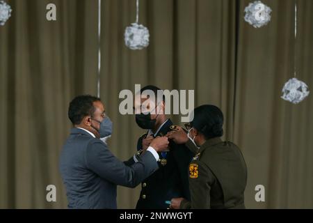 Kaheem Bailey-Taylor, Kadett von Army JROTC, wurde bei einer Zeremonie in der Philadelphia Military Academy am 6. Januar 2023 in Philadelphia, Pennsylvania, mit der Heldenmedaille ausgezeichnet. Diese Auszeichnung ist die höchste Medaille des Department of the Army, die ausschließlich an Army ROTC und JROTC Cadets verliehen wird. Die Medaille wird denjenigen verliehen, die einen heldenhaften Akt vollziehen, bei dem es um die "Akzeptanz von Gefahr und außergewöhnlicher Verantwortung geht, die als Beispiel für lobenswerte Stärke und Mut dienen". | Foto von Amy Turner, USA Militärkadett-Kommando Öffentliche Angelegenheiten Stockfoto