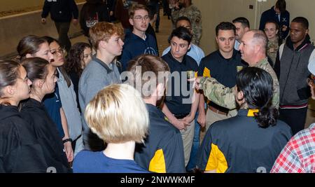 Harrisburg, Pennsylvania – Brig. General James McCormack, Assistant Adjutant General-Army, Pennsylvania National Guard, leistet vor dem Start des Professional Rodeo Cowboys Association Circuit Finals Rodeo am 12. Januar im Rahmen der Pennsylvania Farm Show 2023 den Eid auf die Anwerbung von Rekruten im aktiven Dienst und der Nationalgarde. (Pennsylvania National Guard Foto von Wayne V. Hall) Stockfoto