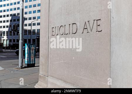 Euclid Avenue, die wichtigste Ost-West-Durchgangsstraße durch das Stadtzentrum von Cleveland, Ohio, USA, ist an der Ecke Euclid und East 9. eingraviert. Stockfoto