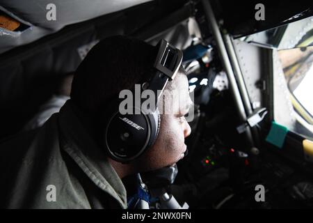 USA Air Force Tech. Sgt. Jules Henderson, ein 507. Air Tanken-Spezialist, betankt am 28. Januar 2023 einen F-16 Kampfflugjet in der Luft. Die Betankung erfolgte während des „Ehepartner-Aufzugs“, bei dem die Ehepartner der 149. Kampfflügelmitglieder F-16-Kampfpiloten aus der Tankkapsel sehen konnten. Stockfoto