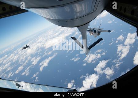 USA Marinekorps F-35B Lightning IIS zugewiesen zu Marine Fighter Attack Squadron 242 von Marine Corps Air Station Iwakuni, Anflug auf eine US Luftwaffe KC-135 Stratotanker wurde der 909. Luftauftankschwadron zugeteilt, um Treibstoff über dem Pazifik zu erhalten, am 19. Januar 2023. Mit Hilfe des KC-135 können Flugzeuge länger in der Luft bleiben und so ihre Fähigkeit zur Gewährleistung der regionalen Sicherheit maximieren. Stockfoto