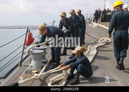 230204-N-JO162-1026 MATROSEN IN DSCHIBUTI (4. Februar 2023) legen am 4. Februar 2023 in Dschibuti eine Leine an Bord der Guided-Missile Destroyer USS Truxtun (DDG 103). Truxtun wird im US-Flottengebiet 5. eingesetzt, um die maritime Sicherheit und Stabilität im Nahen Osten zu gewährleisten. Stockfoto