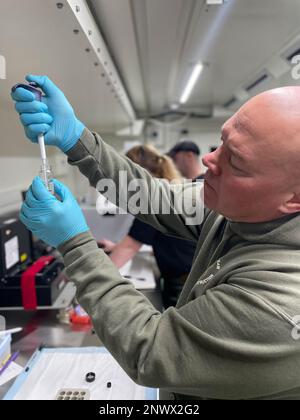 Major Timothy Casto, ein nuklearmedizinischer Offizier beim 35. Civil Support Team der West Virginia National Guard, überprüft Wasserproben in einem mobilen Analyselabortsystem in East Palestine, Ohio, 7. Februar 2023. Sieben Mitglieder der West Virginia National Guard leisteten Unterstützung für das 52. Civil Support Team der Ohio National Guard, das auf Wunsch der Ohio-Regierung aktiviert wurde. Mike DeWine unterstützt die zivilen Behörden bei ihren Eingriffen nach einer Entgleisung des Zuges im Februar 3 im Dorf Ohio im Osten von etwa 4.800 Personen. Stockfoto