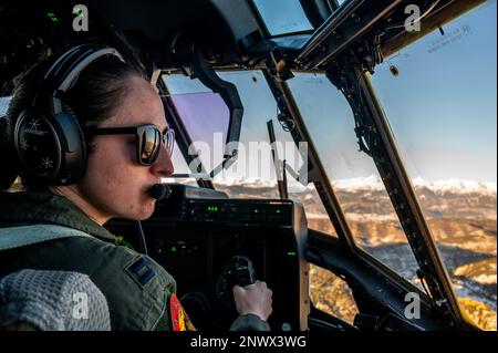 USA Air Force Capt. Michelle Lee, 37. Airlift Squadron Pilot, fliegt ein C-130J Super Hercules Flugzeug über Saragoza, Spanien, 26. Januar 2023, während der Übung Chasing Sol. Die Übung umfasste drei C-130Js, die der 37. Luftaufzugsstaffel zugewiesen wurden, sowie ein A400M Atlas-Flugzeug und ein C-295-Flugzeug, die der spanischen Luftwaffe zugeteilt wurden. Stockfoto