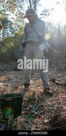 Dr. Alexander Christensen, wissenschaftlicher Genesungsexperte, der der Defense POW/MIA Accounting Agency (DPAA) zugeteilt wurde, untersucht eine mögliche Absturzstelle während einer Untersuchung in der Provinz Lampang, Königreich Thailand, am 11. Februar 2023. Diese Mission ist die Aufgabe der DPAA, den Ort eines vermissten Dienstmitglieds an einer Absturzstelle während des Zweiten Weltkriegs zu untersuchen, um die Bedingungen für eine künftige Wiederherstellungsmission festzulegen. Die Mission der DPAA besteht darin, eine möglichst umfassende Buchführung über vermisste und nicht verbuchte US-Mitarbeiter gegenüber ihren Familien und unserer Nation zu erreichen. Stockfoto