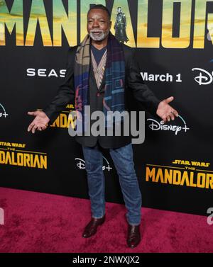 Los Angeles, USA. 28. Februar 2023. Carl Weathers trifft am Dienstag, den 28. Februar 2023, im Disney THE MANDALORIAN Season 3 Los Angeles Premiere im El Capitan Theater in Hollywood, Kalifornien, ein. (Foto: Sthanlee B. Mirador/Sipa USA) Guthaben: SIPA USA/Alamy Live News Stockfoto