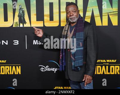 Los Angeles, USA. 28. Februar 2023. Carl Weathers trifft am Dienstag, den 28. Februar 2023, im Disney THE MANDALORIAN Season 3 Los Angeles Premiere im El Capitan Theater in Hollywood, Kalifornien, ein. (Foto: Sthanlee B. Mirador/Sipa USA) Guthaben: SIPA USA/Alamy Live News Stockfoto