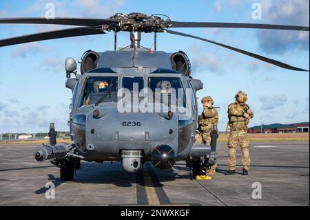 301. Rettungstruppen und 304. Rettungstruppen bereiten sich auf den Start vor, während der Trainingstruppe Sunshine Rescue im Air Dominance Center, Georgia, 23. Januar 2023. In dieser Übung werden Airmen auf führende Such- und Rettungskapazitäten für Kampfhandlungen der nächsten Generation geschult. Während dieser Übung werden die taktische Luftregulierungsorganisation und Pararescue Airmen fortschrittliche Kommunikations-, Führungs- und Kontrolltechnologien einsetzen, die mit Den Flugzeugen A-10C Thunderbolt II und HH-60G Pave Hawk verbunden sind, um Kriegskämpfe in stark umkämpften Umgebungen zu simulieren. Stockfoto