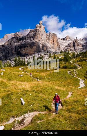 Ein Wanderer auf dem Weg in den Dolomiten von Brenta, der zur Berghütte Rifugio Francis Fox Tuckett führt, dem Gipfel des Berges Castelletto Inferiore im d Stockfoto