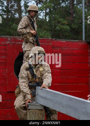 Rekruten bei Fox Company, 2. Recruit Training Battalion, Tackle the Crucible Boarding Marine Corps Recruit Depot Parris Island, S.C., 19. Januar 2023. Der Schmelztiegel ist der Höhepunkt der Rekrutierungsausbildung, die sicherstellt, dass Rekruten ihre Umwandlung von zivilen in US-Marine abschließen. Stockfoto