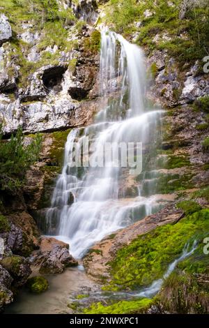 Der Wasserfall Cascate di Vallesinella in den Dolomiten von Brenta. Stockfoto