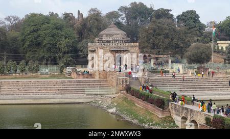 INDIEN, BIHAR, SASARAM, Januar 2023, Tourist am Haupteingang des Sher Shah Suri Grabs Stockfoto