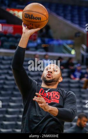 Los Angeles, Kalifornien, USA. 28. Februar 2023. Der Los Angeles Clippers Guard Eric Gordon (10) wärmt sich vor einem NBA-Spiel gegen die Minnesota Timberwolves am Dienstag, den 28. Februar 2023 in Los Angeles auf. (Kreditbild: © Ringo Chiu/ZUMA Press Wire) NUR REDAKTIONELLE VERWENDUNG! Nicht für den kommerziellen GEBRAUCH! Stockfoto