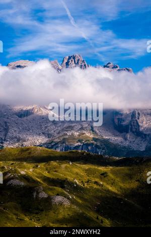 Das Hauptgebiet der BrentaDolomiten mit Cima Brenta Alta und Campanile