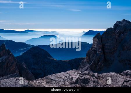 Silhouetten von Tälern und Bergen östlich der Hauptkette der Dolomiten von Brenta, von der Via ferrata Via delle Bocchette aus gesehen. Stockfoto