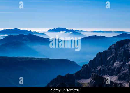 Silhouetten von Tälern und Bergen östlich der Hauptkette der Dolomiten von Brenta, von der Via ferrata Via delle Bocchette aus gesehen. Stockfoto