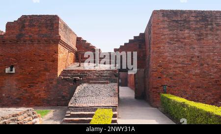 Ruinen der Universität von Nalanda mit roten Ziegelsteinen, Rajgir, Nalanda, Bihar, Indien Stockfoto