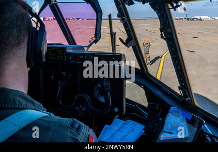 EIN US-AMERIKANISCHER Air Force Airman, rechts, zugewiesen zum 86. Flugzeugwartungsgeschwader, leitet Captain Gregg Burrow, links, 37. Flugzeugführer, zu einem Parkplatz in Saragoza, Spanien, am 25. Januar 2023. An der Übung zur Jagd auf Sol mit der spanischen Luftwaffe nahmen Flugzeuge Teil, die dem 86. Luftwaffenflügel, dem 435. Luftwaffenflügel des 21. Flugzeugabwehrkommandos Theater Sustainment (5. Quartermaster-Gesellschaft) zugeteilt waren, und 37. Flugzeugführer. Stockfoto