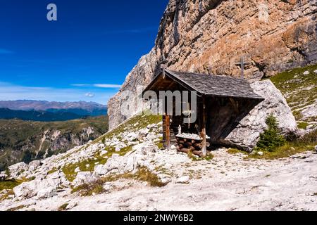 Eine kleine Kapelle in der Nähe der Berghütte Rifugio Francis Fox Tuckett auf der Via ferrata Via delle Bocchette. Stockfoto